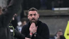 Genoa-Napoli, De Rossi distrutto: “Il mio calcio non esiste più”. Vergara e il rigorino nel mirino dei social, la rivelazione di Conte