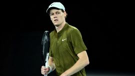 Sinner torna in campo a Doha, ma Cocciaretto lo “scaccia” dal centrale: Jannik si inchina alla fenice Brignone