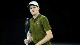 Sinner torna in campo a Doha, ma Cocciaretto lo “scaccia” dal centrale: Jannik si inchina alla fenice Brignone