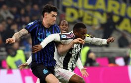 Inter-Juventus, Kalulu rosso e polemica: Bastoni simula e La Penna ci casca. Tifosi furiosi, anche Di Gregorio nel mirino