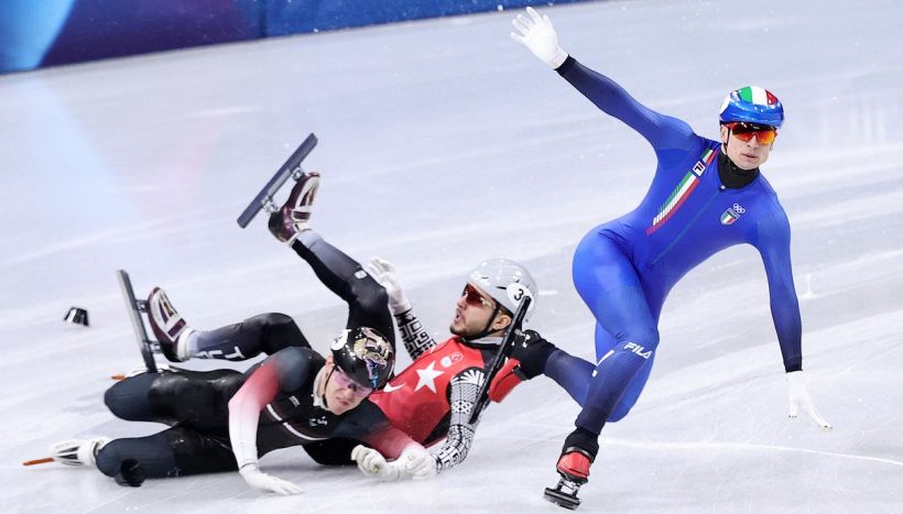 Milano Cortina, Fontana beffata e furiosa: rivincita Sighel, trionfa di spalle col brivido e poi salva la staffetta