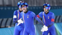 Milano Cortina, la rivincita di Ghiotto: oro con Malfatti e Giovannini. L’esultanza di Lollobrigida e l’abbraccio di Lorello