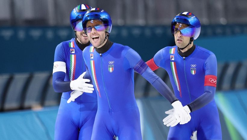 Milano Cortina, la rivincita di Ghiotto: oro con Malfatti e Giovannini. L’esultanza di Lollobrigida e l’abbraccio di Lorello