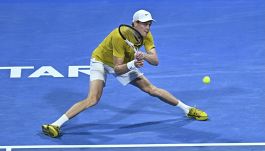 ATP Doha, Sinner crolla con Mensik, ora è crisi: Jannik nervoso, sfiduciato e battuto. E Alcaraz ride