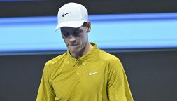 Allarme Sinner, il calo fisico e il gesto che preoccupa: Vagnozzi impietrito e sotto accusa. Bertolucci difende Jannik