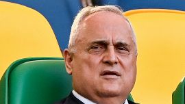 Lazio, Lotito rifiuta maxi-offerta dal Qatar per cedere il club: tifosi infuriati mentre i romanisti esultano
