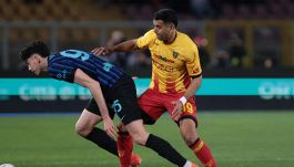 Lecce-Inter, Cheddira come Bastoni: la simulazione scatena le polemiche. Serena: “Questa sceneggiata non dovevi farla”