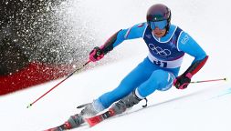 Franzoni, che spavento a Garmisch: perde uno sci e rischia di cadere nelle prove. Casse super, Odermatt insegue