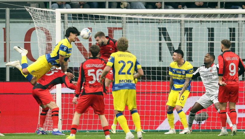 Parma-Cagliari, il metro arbitrale fa infuriare i tifosi del Milan: Caprile tutelato, Maignan no