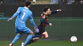 Genoa-Napoli, moviola: il Var pesca i rigorini al 1’ e al 98’, succede di tutto tra gialli, rossi e strafalcioni