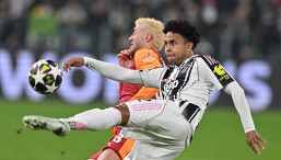 Juventus, il rosso a Kelly scatena le proteste: è maledizione simulazioni. Lo sfogo di Spalletti col quarto uomo