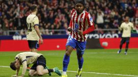 Lookman schianta il Barcellona, Simeone gesto alla Totti ma è polemica Var: gol annullato dopo 7’ di review