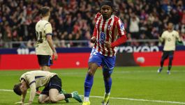 Lookman schianta il Barcellona, Simeone gesto alla Totti ma è polemica Var: gol annullato dopo 7’ di review