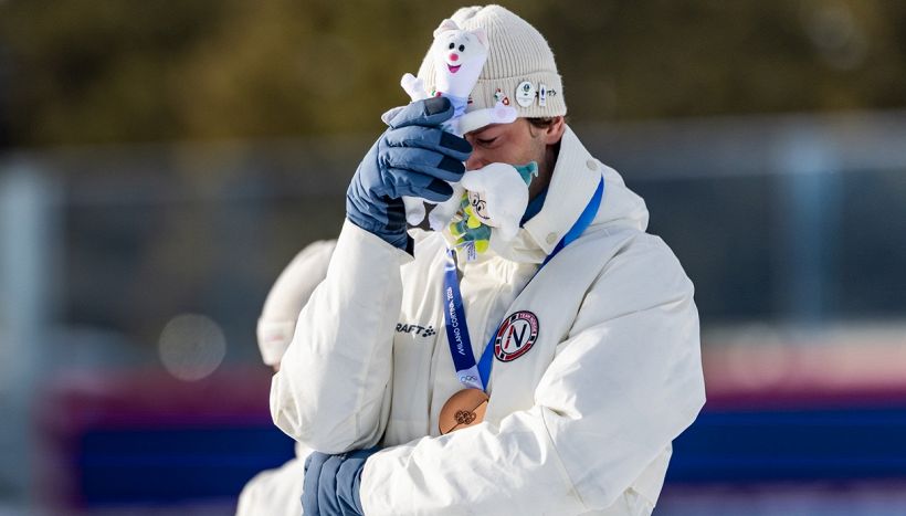 Biathlon, Laegreid prima il bronzo poi rivela il tradimento: chiede perdono in lacrime. La replica della fidanzata