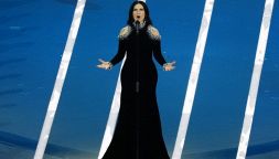 Milano Cortina, subito gaffe Rai nella cerimonia d'apertura: bufera sull'inno in playback, tradimento Bragagna