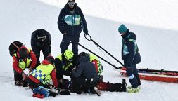 Olimpiadi, il volo tremendo di Liu Jiayu che picchia clavicola poi testa e collo: le sue condizioni