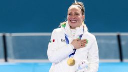 Sanremo 2026, conferenza stampa 23 febbraio: Conti e Pausini commossi per Baudo, Fontana, Lollobrigida e Vittozzi al Festival