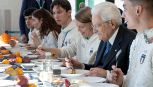 Mattarella, in visita al Villaggio Olimpico, rompe gli schemi: la tregua olimpica, il giubbotto, a mensa con Arianna Fontana e il menù
