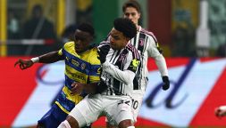 Parma-Juventus, il Var grazia McKennie dal rosso e l’americano segna: bufera su Fourneau, le accuse del web