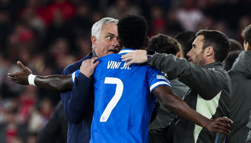 Vinicius, il calcio si spacca: Thuram contro Mourinho, l’incubo della leggenda ex Benfica, orrendi insulti a Mbappé