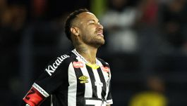 Neymar danza per Vinicius e Ancelotti, doppietta da urlo col Santos e lite in campo col suo giustiziere