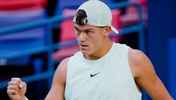 Doha, il ritorno di Rune: la reazione al messaggio di Sinner e l’annuncio sull’infortunio che fa sperare i fan