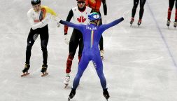 L'esultanza con gesto polemico dell'oro olimpico Pietro Sighel, al traguardo di spalle