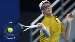 Doha, Sinner batte Popyrin sotto gli occhi di Laila e trova Mensik: Tsitsipas, la vendetta è dolce su Medvedev