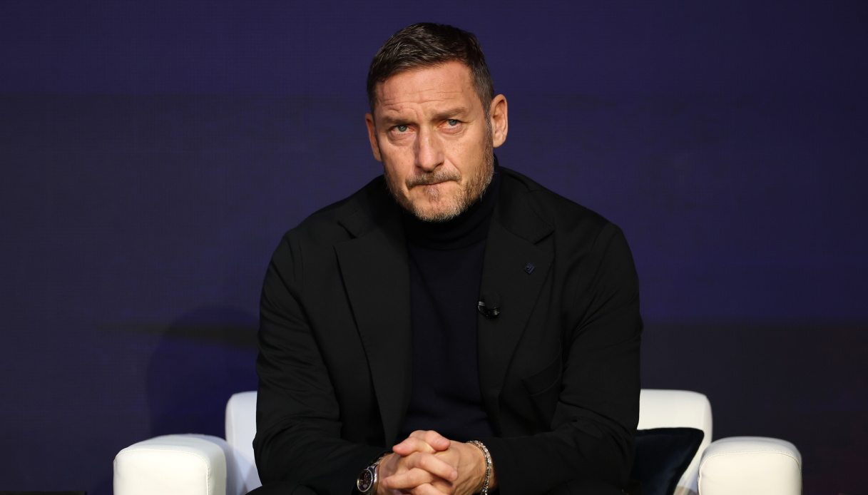 https://wips.plug.it/cips/sport.virgilio.it/cms/2026/02/totti.jpg