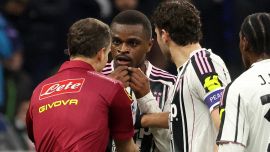 Inter-Juve diventa tutti contro tutti: Bastoni e la moglie bloccano i social, Cosmi attacca Chiellini, Elkann chiama Gravina