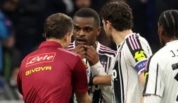 Inter-Juve diventa tutti contro tutti: Bastoni e la moglie bloccano i social, Cosmi attacca Chiellini, Elkann chiama Gravina