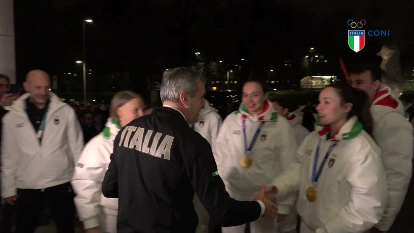 Milano Cortina, gli azzurri della staffetta short track celebrano l'oro in Casa Italia
