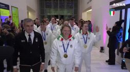Milano Cortina, l'applauso alla staffetta short track vincitrice del 2 oro azzurro