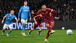 Pagelle Napoli-Roma 2-2: il fattore Malen non basta ai giallorossi. Spinazzola e Alisson Santos riprendono la Lupa