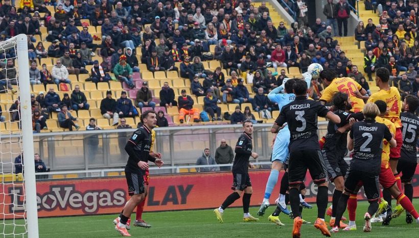 Lecce-Cremonese, moviola: arbitro e Var mandano Nicola ko, annullato il 2-2 all’85’ e negato rigore netto al 95'