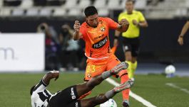 Newcastle-Barcellona, moviola: gol annullato e rigore al 94’: Chiffi al Var stavolta tace, decide tutto Guida