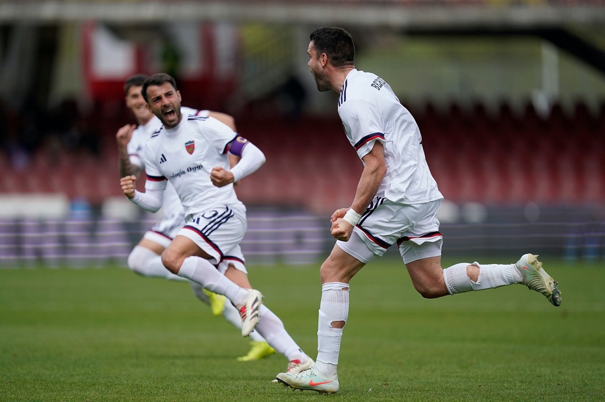 Beretta del Cosenza esulta dopo un gol (LPS)