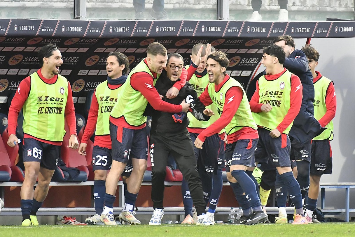 Crotone, l'esultanza della panchina (LPS)