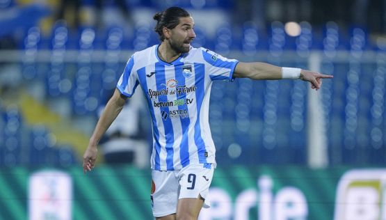 Frosinone-Pescara, petardi, gioco sospeso e zero fair play: Di Nardo segna con Cittadini a terra, è bufera