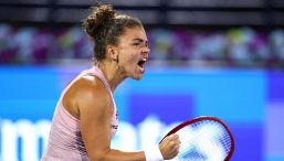 Paolini soffre ma batte caldo e Tomjianovic, ora sfida Gibson per scacciare la crisi: Sabalenka vince e mostra i carati