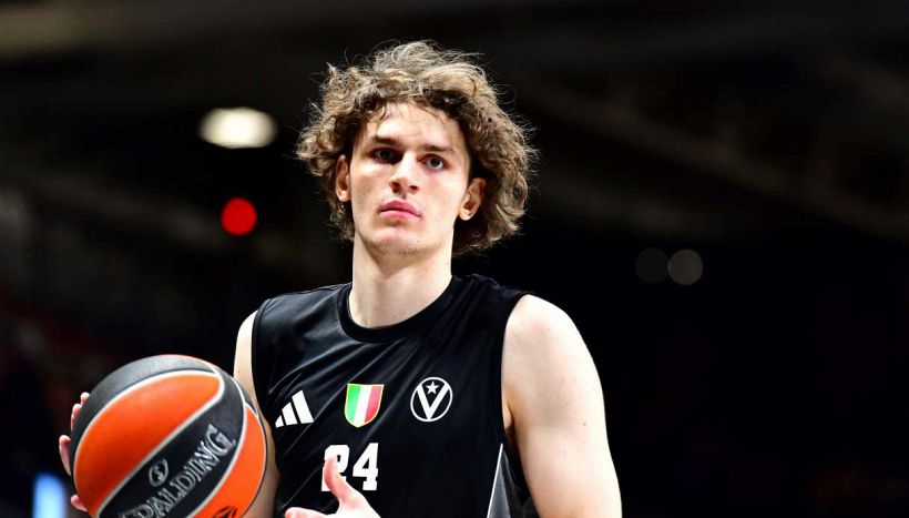 Napoli-Virtus Bologna finisce nel caos: schiaffo a un tifoso, licenziato un fisioterapista. Ma brilla la stella di Ferrari