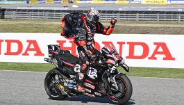 Bezzecchi ammette: "Non è stato facile", e spiega l'esultanza. Tardozzi, allarme Ducati: è giallo sulle moto