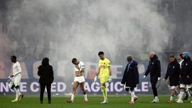 Marsiglia, dopo De Zerbi un disastro: fuori anche dalla coppa, i tifosi lanciano razzi, rissa in campo