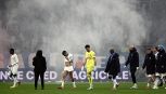 Marsiglia, dopo De Zerbi un disastro: fuori anche dalla coppa, i tifosi lanciano razzi, rissa in campo