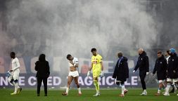 Marsiglia, dopo De Zerbi un disastro: fuori anche dalla coppa, i tifosi lanciano razzi, rissa in campo