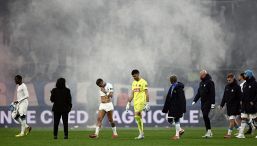 Marsiglia, dopo De Zerbi un disastro: fuori anche dalla coppa, i tifosi lanciano razzi, rissa in campo