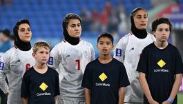 Iran, la nazionale femminile sfida il regime: niente inno prima del match con la Corea. Il timore in vista dei Mondiali
