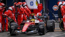 Team radio, Hamilton contro la strategia Ferrari e Leclerc si sente Mario Kart. Verstappen insulta Lindblad