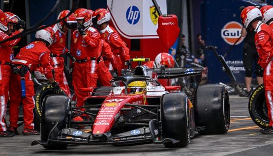 Team radio, Hamilton contro la strategia Ferrari e Leclerc si sente Mario Kart. Verstappen insulta Lindblad