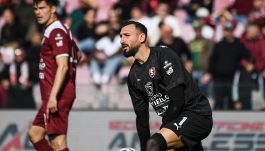 Salernitana-Altamura, moviola: Var rotto, gara in ritardo, un rosso immediato, caos sui rigori ma esulta Cosmi